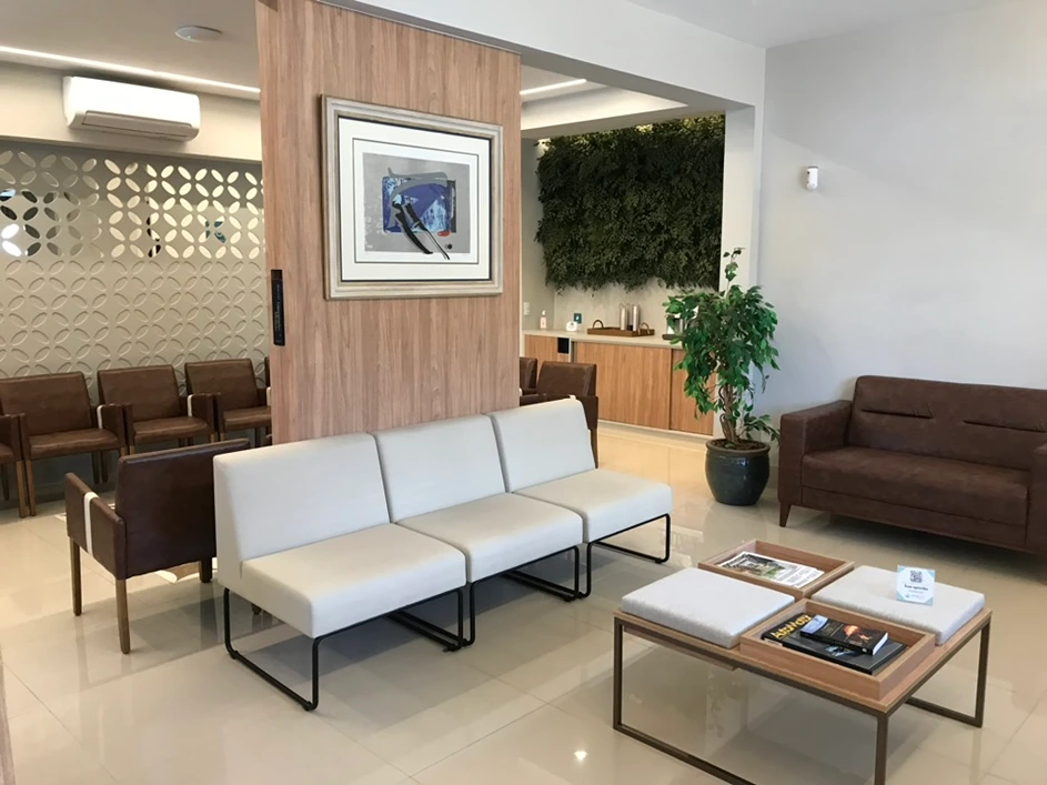 Fotografia do interior da sala de espera do instituto Gastrocamp, um ambiente confortável e bem organizado para te acolher para ver um dos médicos especialistas disponíveis.