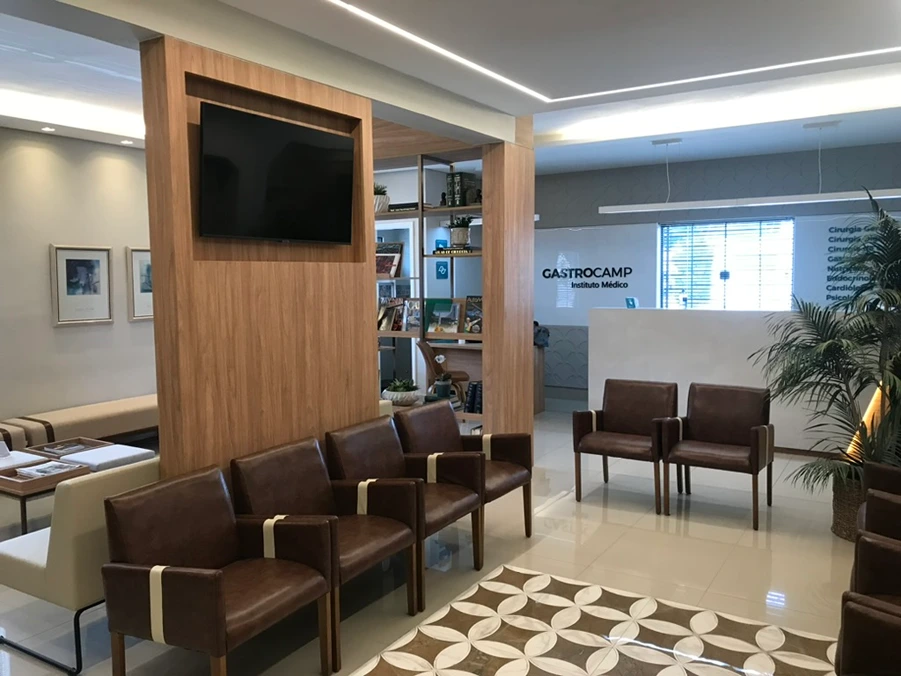 Fotografia do interior da sala de espera do instituto Gastrocamp, um ambiente confortável e bem organizado para te acolher para ver um dos médicos especialistas disponíveis.